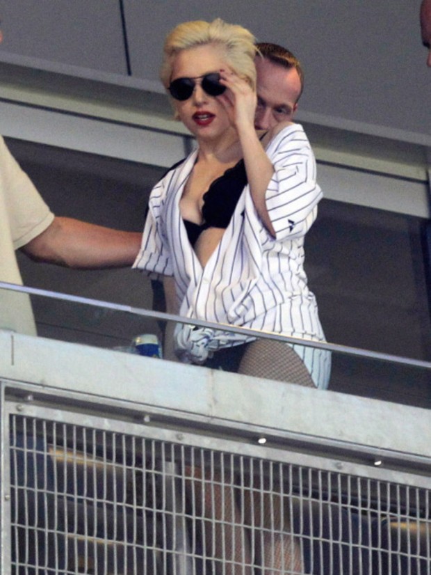 lady_gaga_yankees_shirt_linger