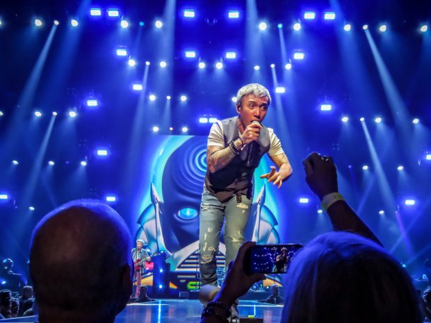 PINOY POWER: Powerhouse singers Arnel Pineda and Bamboo take over the CPA this Saturday.